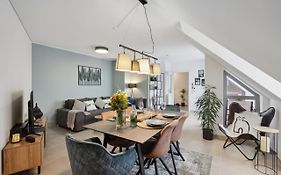 BRAND-NEW cozy stylish 2BR apartment, Kitchen, Netflix, Loungeterrace, Parking